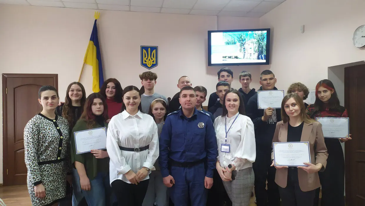 учні на екскурсії в суді