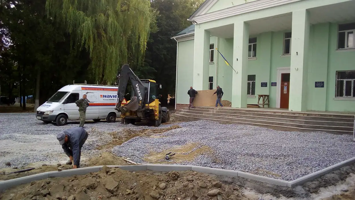 ПРОДОВЖУЄТЬСЯ РЕКОНСТРУКЦІЯ ПЛОЩІ