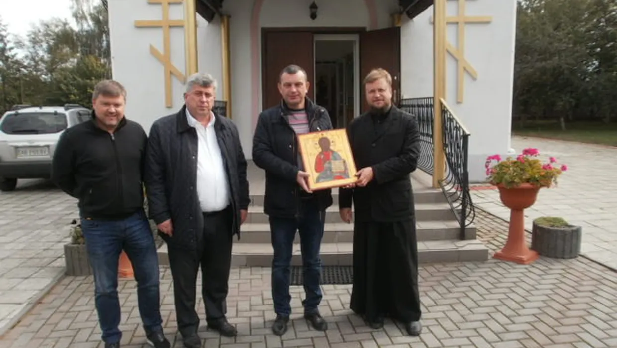 У ЗАРВАНЕЦЬКИЙ ХРАМ МЕЦЕНАТ ПЕРЕДАВ СТАРОВИННУ ІКОНУ У ЗАРВАНЕЦЬКИЙ ХРАМ МЕЦЕНАТ ПЕРЕДАВ СТАРОВИННУ ІКОНУ