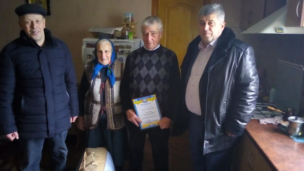 ПРИВІТАЛИ З 60- РІЧНИМ ЮВІЛЕЄМ ПОДРУЖНЬОГО ЖИТТЯ ПРИВІТАЛИ З 60- РІЧНИМ ЮВІЛЕЄМ ПОДРУЖНЬОГО ЖИТТЯ