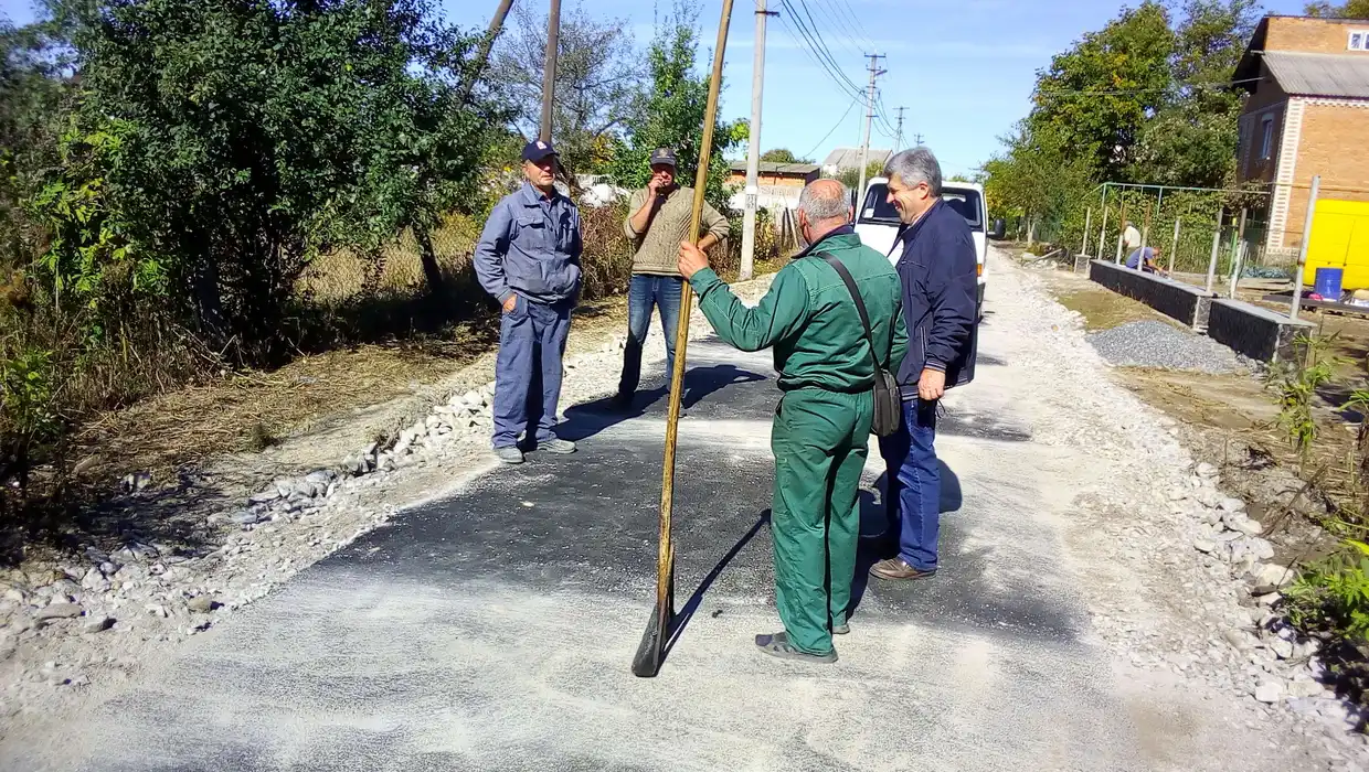 ЗААСФАЛЬТУВАЛИ ЩЕ ОДНУ ВУЛИЦЮ У ЗАРВАНЦЯХ