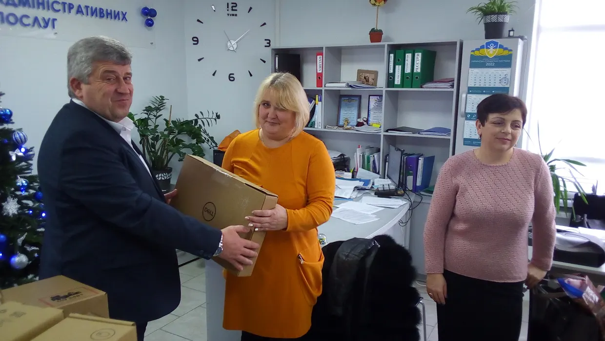 ВИСОКОТЕХНОЛОГІЧНІ ПОДАРУНКИ - ОСВІТЯНАМ ВИСОКОТЕХНОЛОГІЧНІ ПОДАРУНКИ - ОСВІТЯНАМ