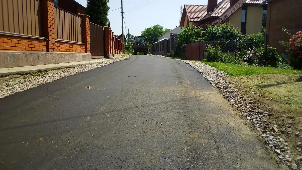 В ПРОДОВЖЕННЯ ТЕМИ АСФАЛЬТУВАННЯ ДОРІГ ГРОМАДИ