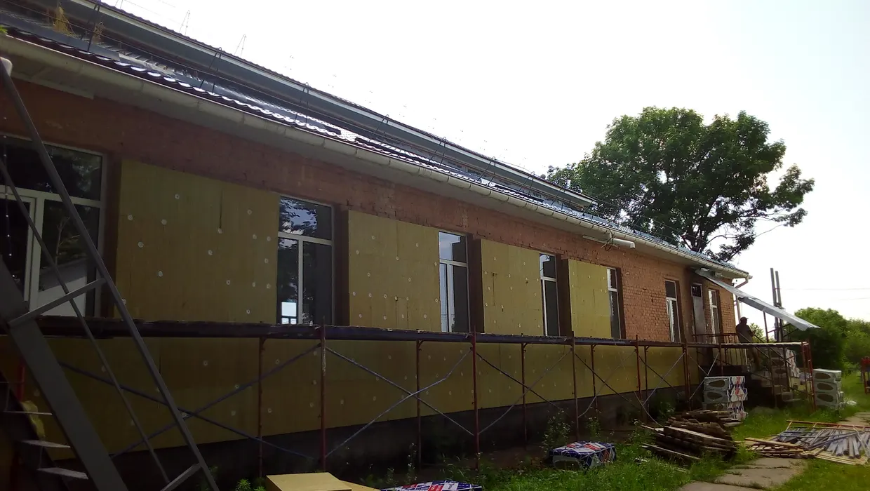 ПРОВОДИМО УТЕПЛЕННЯ ФАСАДІВ БУДИНКУ КУЛЬТУРИ ПРОВОДИМО УТЕПЛЕННЯ ФАСАДІВ БУДИНКУ КУЛЬТУРИ