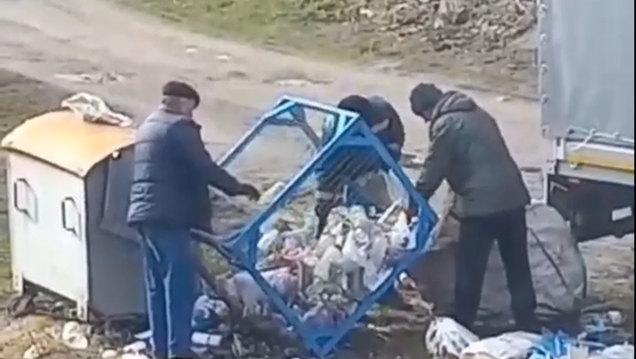 Підкидають своє побутове сміття у спеціалізовані контейнери Підкидають своє побутове сміття у спеціалізовані контейнери