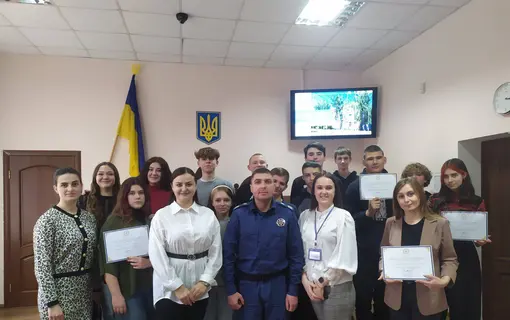 учні на екскурсії в суді
