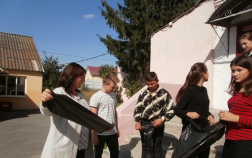 В ЗАРВАНЕЦЬКІЙ ШКОЛІ ПРОВЕЛИ ЕКОАКЦІЮ «ЧИСТЕ ДОВКІЛЛЯ»