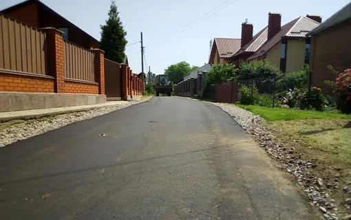 В ПРОДОВЖЕННЯ ТЕМИ АСФАЛЬТУВАННЯ ДОРІГ ГРОМАДИ